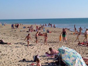 ville de créances la plage en été avec des vacanciers